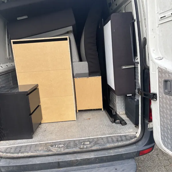 Gesicherte Möbel im Transporter