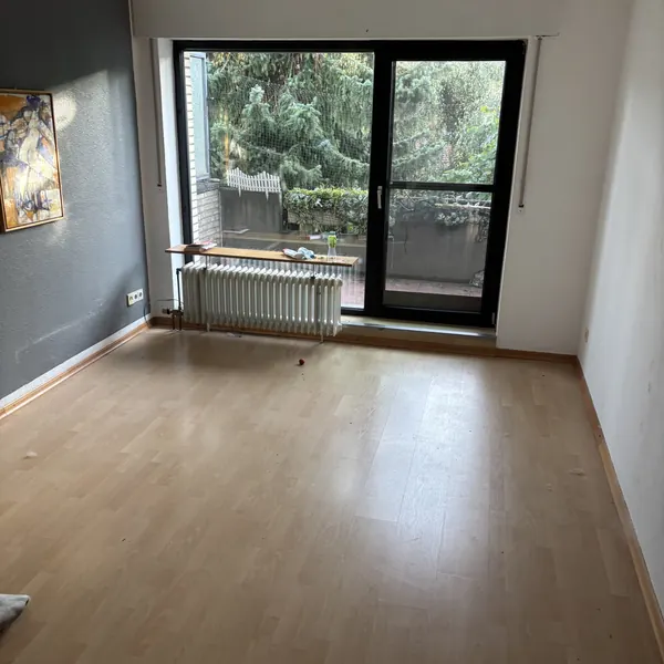 Leere, besenreine Wohnung nach der Räumung