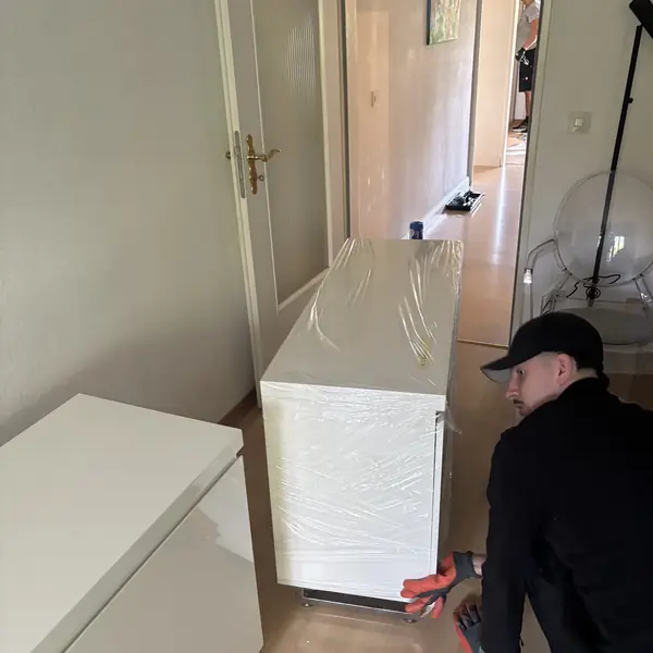 Montage eines weißen Sideboards