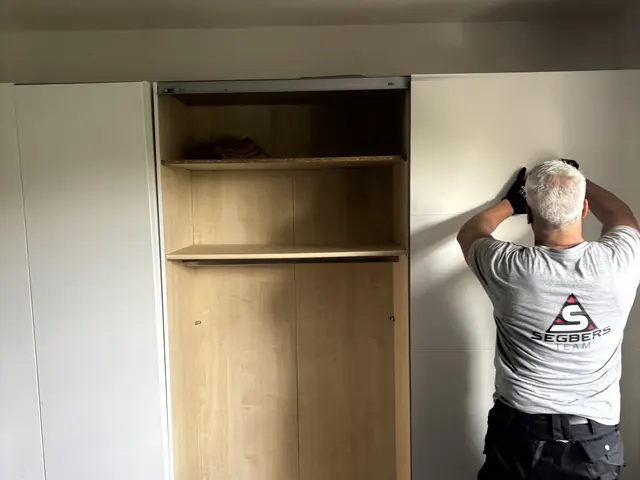 Monteur von Ruckzuckräumung baut einen Kleiderschrank auf